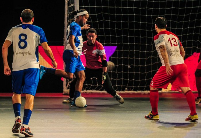 Futsal giggs ronaldinho crespo aplenty kicks tournament